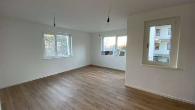 Neuwertige Wohnung mit zwei Zimmern sowie Balkon und Einbauküche in Berlin