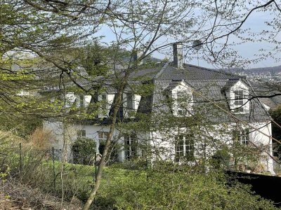 Wunderschöne, große Villa direkt am Waldrand in Toplage