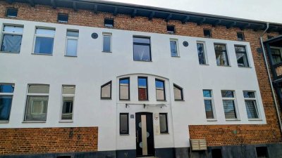 großzügige , sanierte 4 Raum Wohnung im EG(EBK auf Anfrage ü.d.Vormieter im Abkauf möglich)