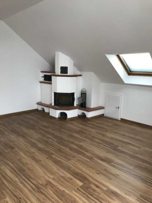 Vollständig renovierte Dachgeschosswohnung mit drei Zimmern und Balkon in Mering