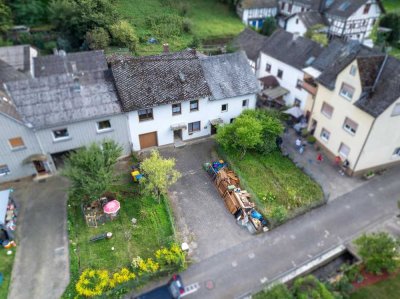 Charmantes Doppelhaus mit großem Potenzial in idyllischer Lage von Dienethal