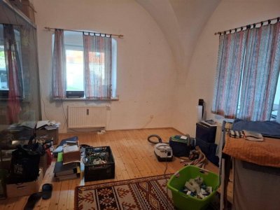 Zentrale 2-Zimmer-Altbauwohnung mit Küchenblock am Hauptplatz in Kapfenberg zu mieten !