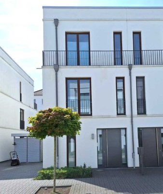 Modernes Stadthaus mit Einbauküche, Garten, Dachterrasse und Tiefgaragenstellplatz