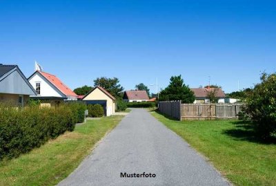 Einfamilienhaus mit Gartenhaus