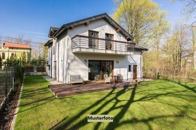 2-Familienhaus nebst Garage und Carport - provisionsfrei