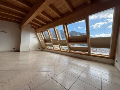 Großzügige Maisonetten Dachgeschoss Wohnung