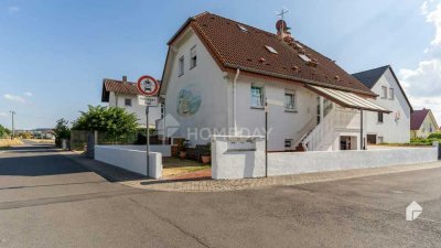 Stilvolles Mehrgenerationenhaus in Feldrandlage mit Fußbodenheizung, Garage, Garten und Terrasse.