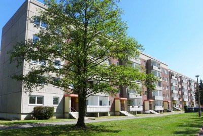 Wohnzimmer mit Küche und Balkon