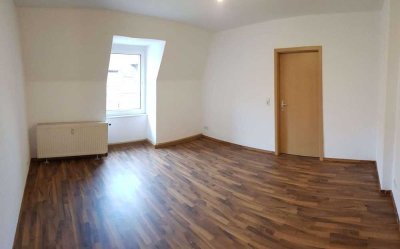 Schöne 3-Raumwohnung mit großer Wohnküche und Balkon + 17 m² Wohnzimmer