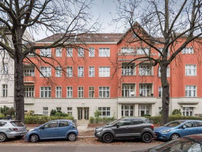 Lichtdurchflutete Altbauwohnung zur Investitionsmöglichkeit in beliebter Wilmersdorfer Lage