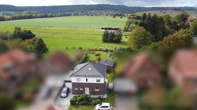 Moderne Stadtvilla (Bauj. 2019) am Dorfrand mit Panoramablick auf den Süntel und angrenzende Weiden