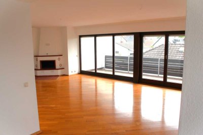 Großzügige Wohnung für anspruchsvolle Mieter, 4,5 Zi, 2 Bäder, 1 Balkon, 1 Terrasse, 1 offener Kamin