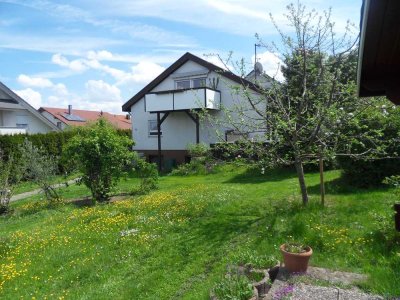 Freistehendes Haus mit Dachgeschoßwohnung,  und großem Garten