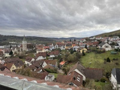 Freundliche 3,5-Zimmer-Dachgeschosswohnung mit Einbauküche in Remshalden