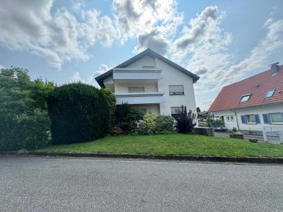 Schöne renovierte 4,5 Zimmer-Wohnung mit Balkon, Garage und Garten in Bühl