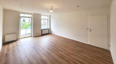 Großzügige, helle 4-Zimmerwohnung + ruhige Hinterhoflage + Balkon + Einbauküche als Option!