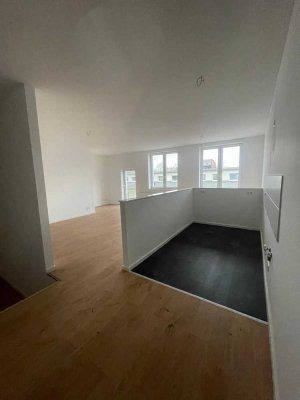 +++ Sanierte 4-Raum Wohnung mit großer Terrasse +++