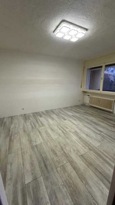 In Berlin: Gepflegte Wohnung mit einem Zimmer und Balkon