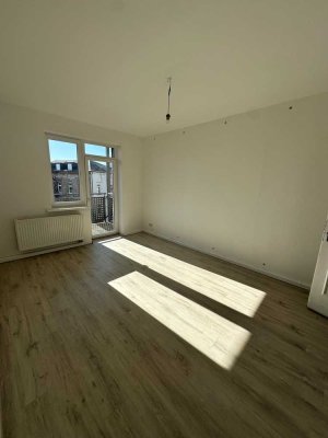 3 Zimmer mit Balkon - FRISCH RENOVIERT