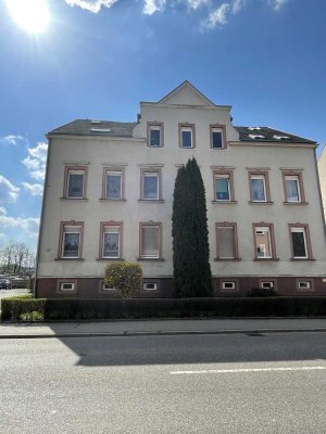 Neu renovierte 2-Raumwohnung mit EBK, Balkon mit Blick ins Grüne, PKW-Stellplatz direkt am Haus!!!