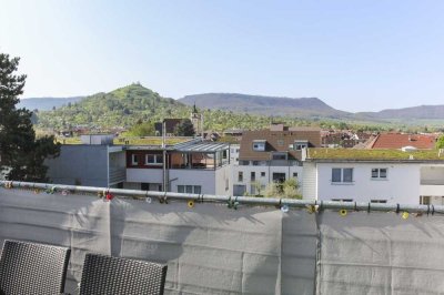 Dachgeschossperle: Neuwertige 3-Zi.-Wohnung mit Süd-Balkon, Freistellplatz und Tageslichtbad