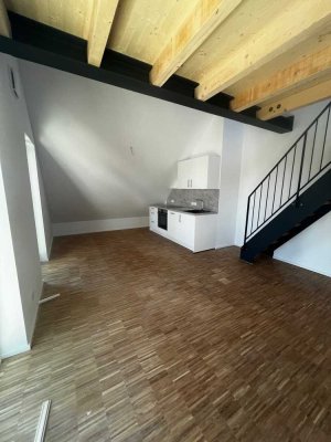 Lochhausen: besondere 4 Zimmer DG Galerie Wohnung - 75qm W11