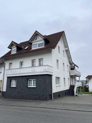 Großzügige DG-Wohnung mit fünf Zimmern und Balkon in Waldernbach