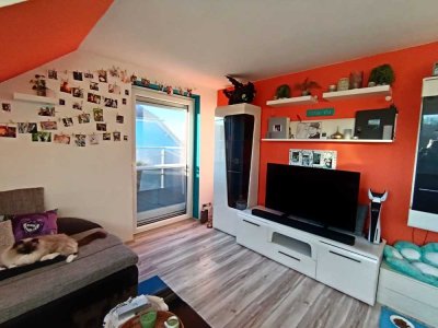 Freundliche 3-Zimmer-Dachgeschosswohnung mit Balkon, Garage und EBK in Döhlau