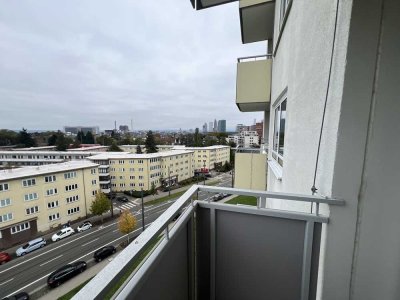 Neuwertige Einzimmer-Wohnung mit Balkon und Skyline-Blick in Frankfurt-Sachsenhausen