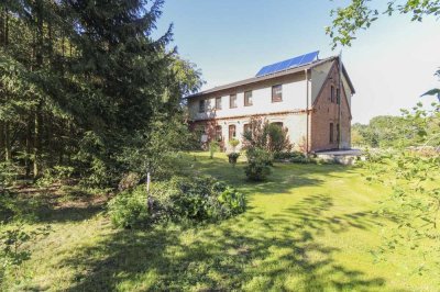 Naturnahes Wohnen: Freistehendes Einfamilienhaus mit Einliegerwohnung in traumhafter Waldlage