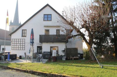 Einfamilienhaus in Küps mit zwei großzügigen Hallen und zehn Parkplätzen.