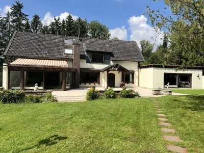 Freistehendes 1-2 Fam.-Haus im Landhausstil,Hallenbad (10x4m Becken), Terrasse, Preis: VB 795.000 €