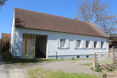 Willersdorf: Bauernhaus mit Nebengebäude in ruhiger Aussichtslage