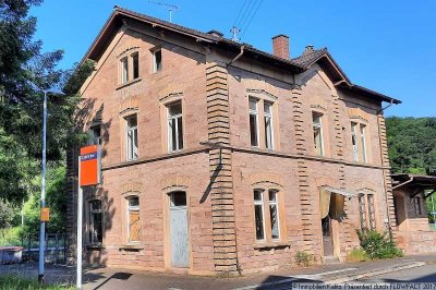 Früheres Bahnhofsgebäude mit Denkmalschutz