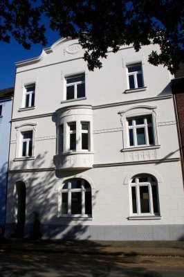 Stadthaus: reizvolle, lichtdurchflutete Maisonette-Wohnung (2.OG/DG) mit Balkon