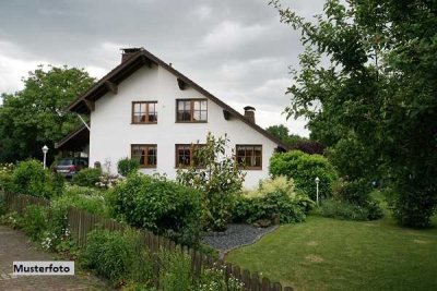 2-Familienhaus und Nebengebäude
