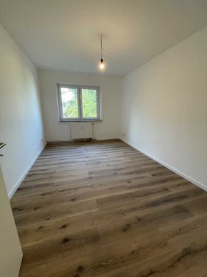 Souterainwohnung, 2-Zimmer, Küche, Diele, Bad, Balkon in Mülheim a.d.Ruhr