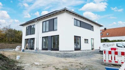 NEUBAU/ERSTBEZUG: Großzügige und effiziente DHH mit EBK, Garage, Carport, PV-Anlage (Eff40)