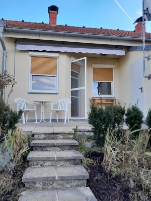 Sonnige 35m2 Garconniere mit Terrasse, Eigengarten und Parkplatz