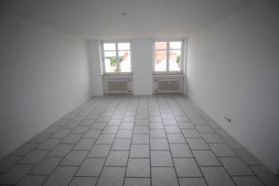 Keine Platzprobleme, großzügige, renovierte 3 Zimmer Wohnung!