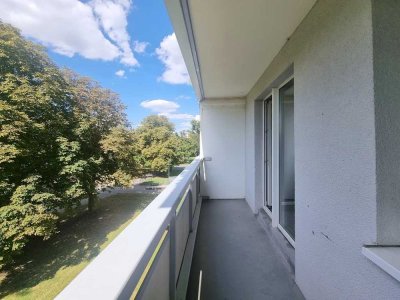 Ab sofort -  zentrale Wohnung im Herzen von Halle Neustadt mit großem Balkon!