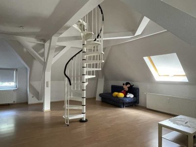 Charmante Studiodachwohnung mit Wendetreppe in einer Villa