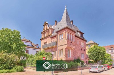 Kleines Schloss, großes Erbe: Historische Villa mit selbstbewusster Aura inmitten der Weststadt (HD)