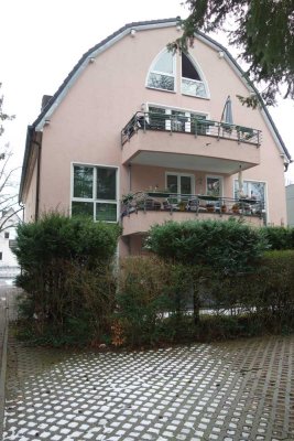 Ruhige und exklusive 4-Zimmer - DG-Maisonette mit Fußbodenheizung und Terrasse in schöner Stadtvilla