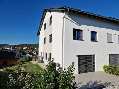 Moderne Doppelhaushälfte mit Garage und Carport - hochwertige Einbauküche