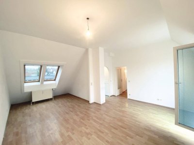 NEU! Lichtdurchflutete 2-Zimmer-Dachgeschosswohnung mit riesiger Terrasse!