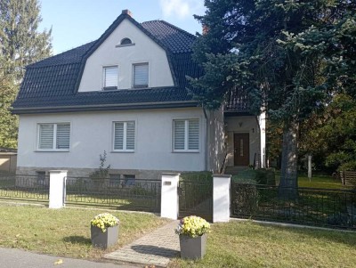 Geräumige, günstige 9-Zimmer-Villa mit gehobener Innenausstattung und EBK in Rietschen