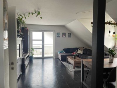 Stilvolle, gepflegte 2-Raum-DG-Wohnung mit gehobener Innenausstattung mit EBK in Eschau