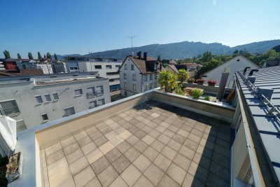 Zweistöckige, helle Wohnung mit großer Terrasse in Seenähe