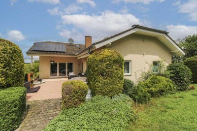 Gehobenes Wohnen unweit des Starnberger Sees: Bungalow mit großzügigem Garten u. PV-Anlage